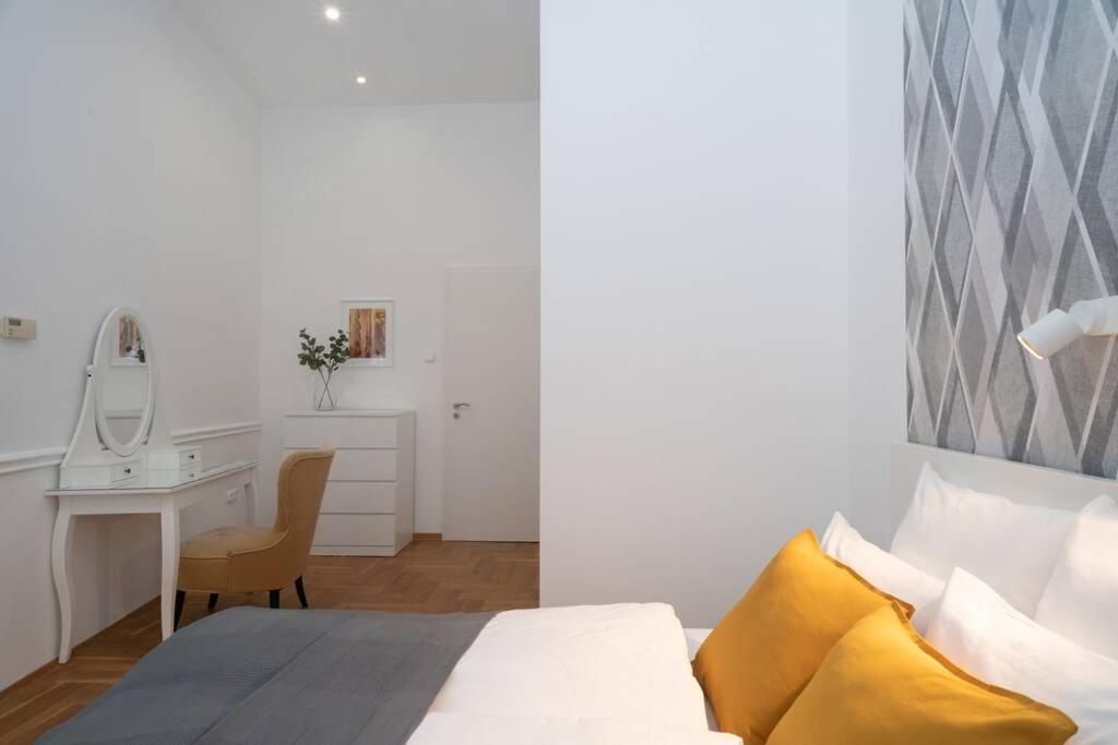 Best Located, 150 M2 5 Bedrooms Apt., Будапеща Екстериор снимка