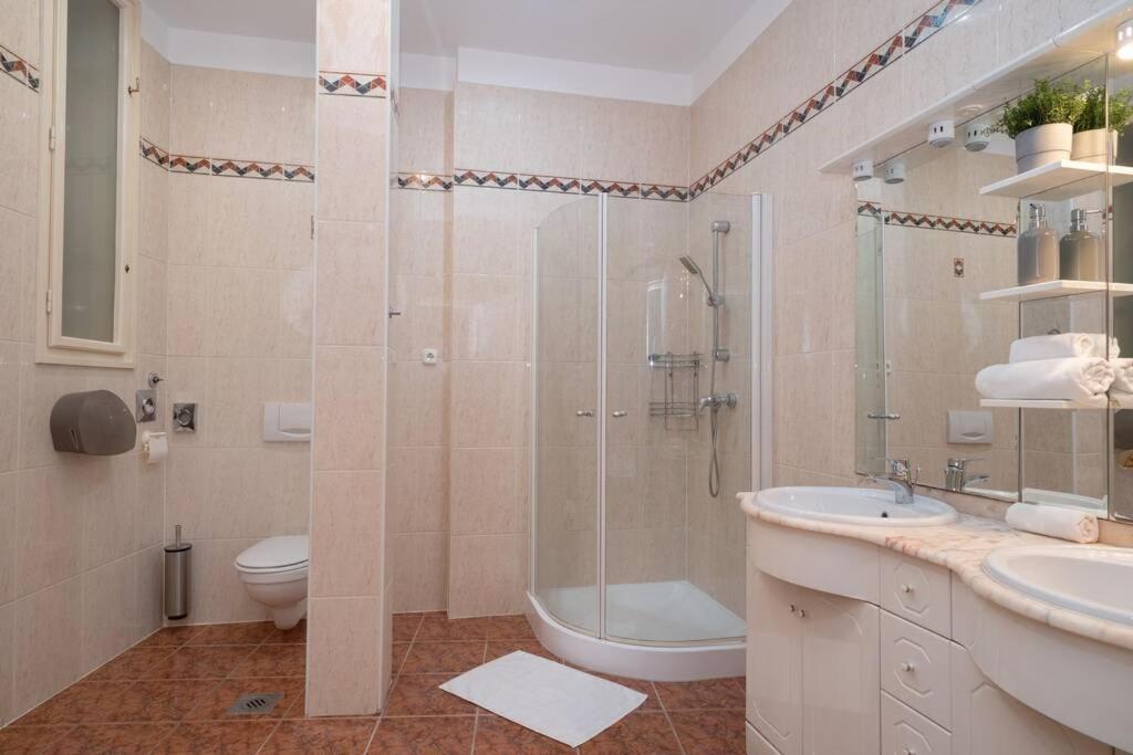 Best Located, 150 M2 5 Bedrooms Apt., Будапеща Екстериор снимка
