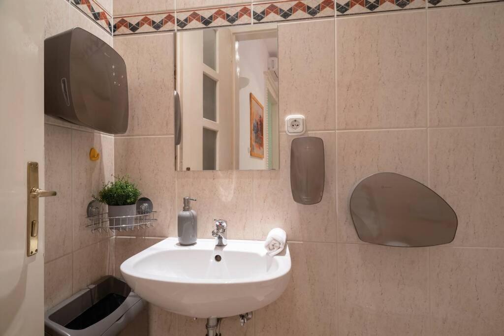 Best Located, 150 M2 5 Bedrooms Apt., Будапеща Екстериор снимка