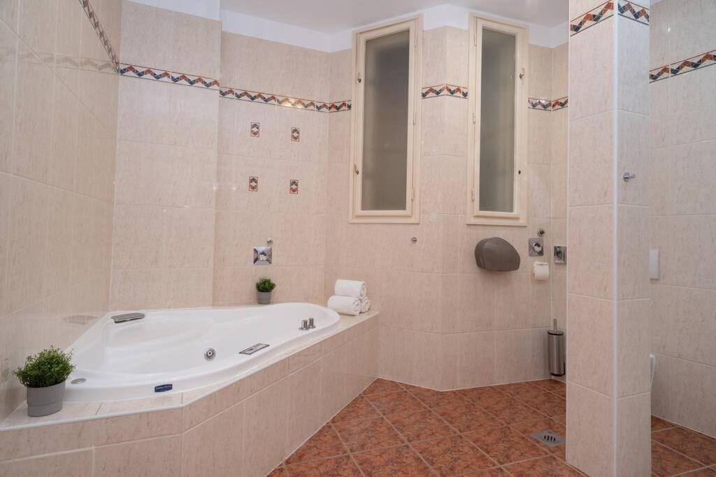 Best Located, 150 M2 5 Bedrooms Apt., Будапеща Екстериор снимка