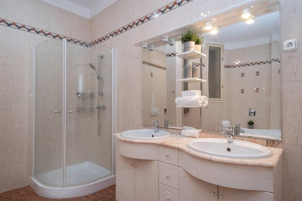 Best Located, 150 M2 5 Bedrooms Apt., Будапеща Екстериор снимка