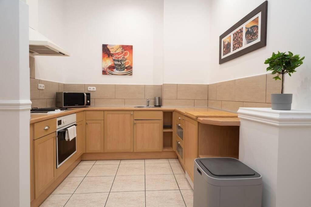 Best Located, 150 M2 5 Bedrooms Apt., Будапеща Екстериор снимка